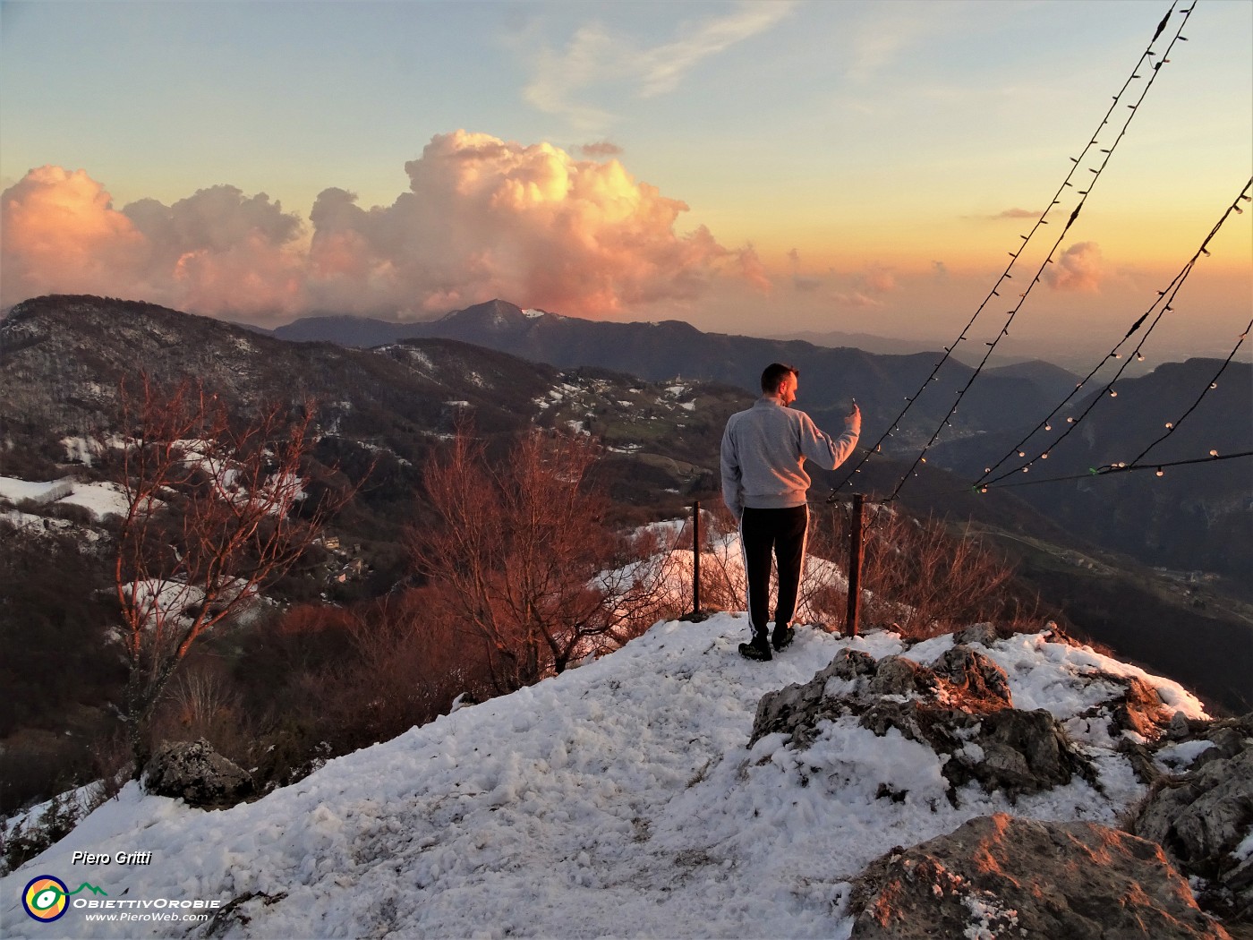 91 Luci del tramonto sul Pizzo Cerro con Luca.JPG
